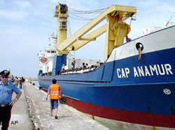La Cap Anamur salva profughi al largo delle coste libiche e nasce un caso internazionale